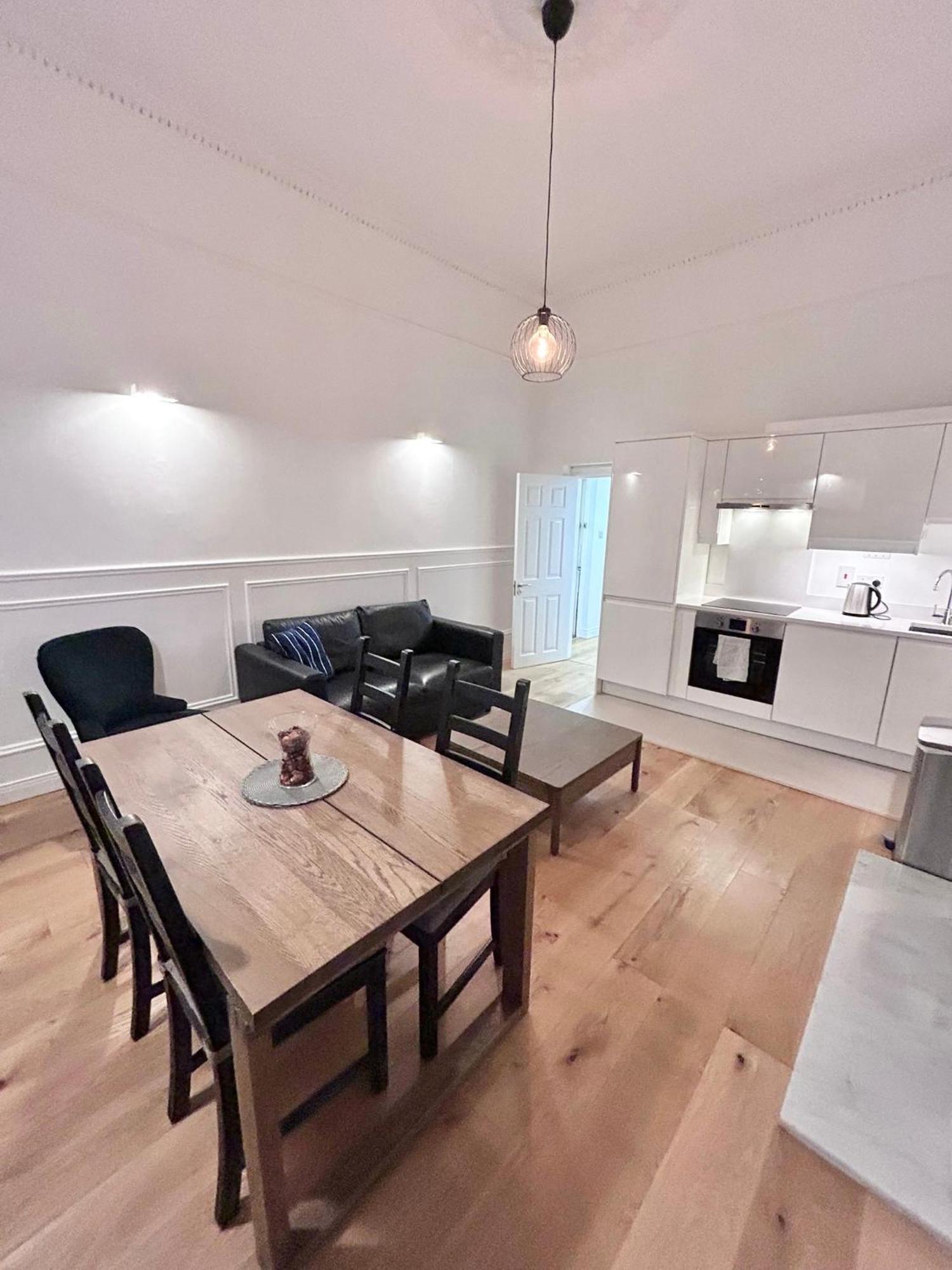 2 Bed In Centre Appartement *